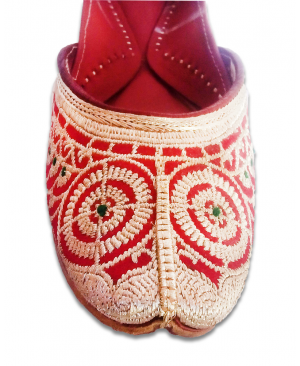 Cheery Golden Embroidered Handcrafted Punjabi Jutti